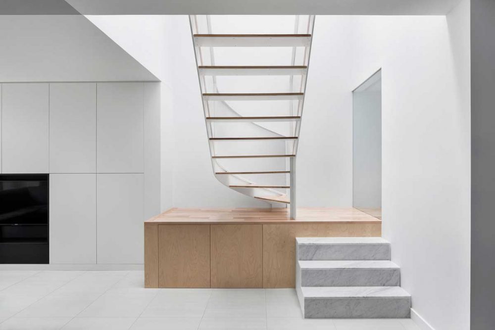 modern house circular staircase design 1000x667 - De la Roche Residence